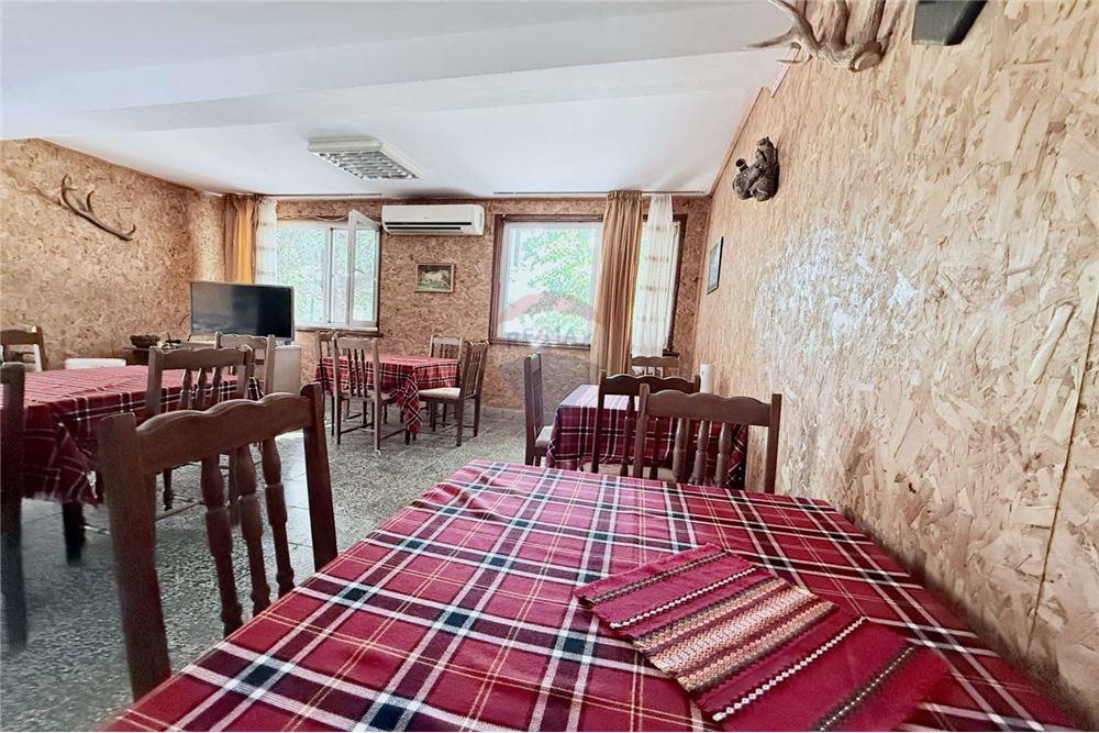 Имение - За продажба - с. Аспарухово, Област Варна, България - Просторна трапезария/ механа и всекидневна с камина на дърва/ етаж 1 - Всекидневна/Трапезария - 360321025-228