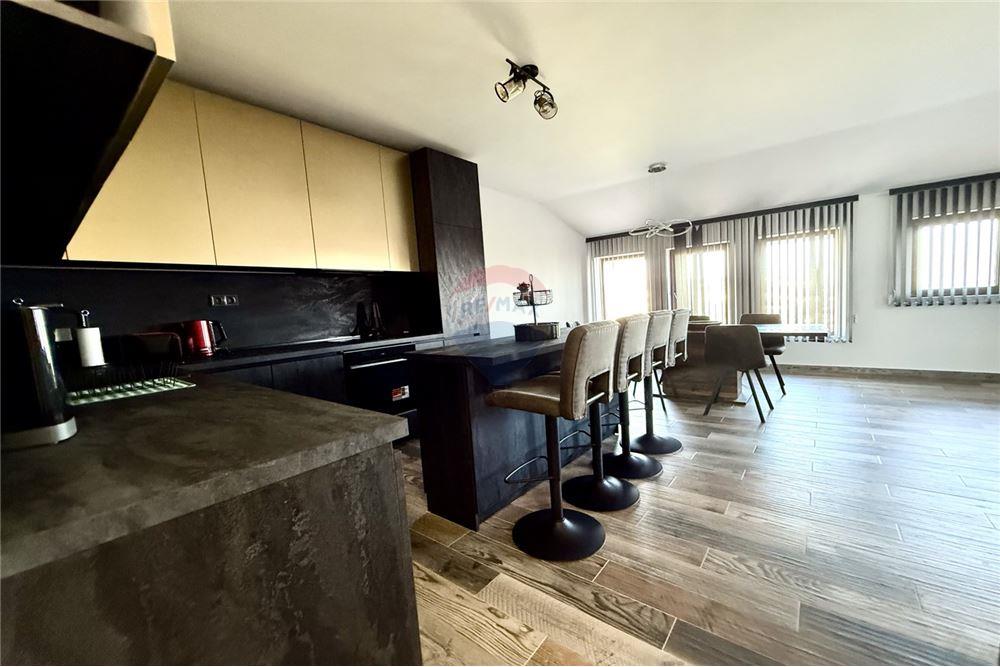 Апартамент - За продажба - гр. Балчик, Област Добрич, България - Просторна всекидневна с кухненски бокс и трапезария с излаз към открита тераса /изток/ с живописна панорамна гледка към морето и - Всекидневна/Трапезария - 360321025-234