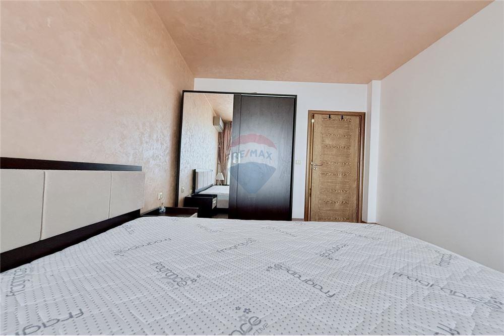 Апартамент - Под наем - к.к. Чайка, Област Варна, България - Уютна спалня с излаз към открита обща тераса с гледка към морето - Спалня - 360321025-242