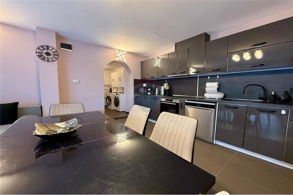 Градска къща - За продажба - гр. Балчик, Област Добрич, България - Просторна и модерно обзаведена и оборудвана всекидневна с  кухненски бокс и трапезария - Всекидневна/Трапезария - 360321025-245