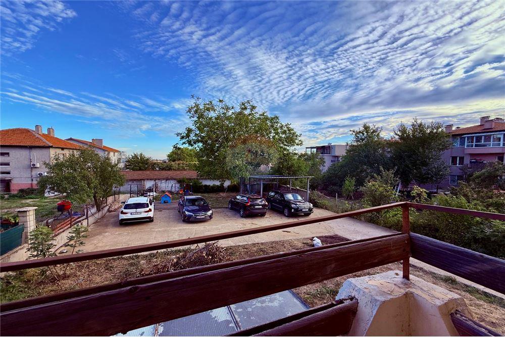 Апартамент - Под наем - гр. Варна, Област Варна, България - Функционално оборудвана кухня с изход към малка открита тераса - Тераса - 360321025-244