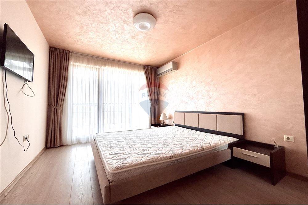 Апартамент - Под наем - к.к. Чайка, Област Варна, България - Уютна спалня с излаз към открита обща тераса с гледка към морето - Спалня - 360321025-242