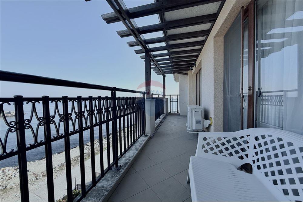 Апартамент - Под наем - к.к. Чайка, Област Варна, България - Открита тераса с гледка към морето и достъп от всекидневна и спалня - Тераса - 360321025-242