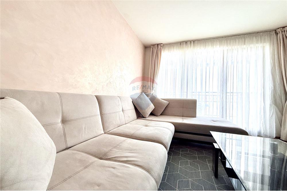 Апартамент - Под наем - к.к. Чайка, Област Варна, България - Просторна оборудвана всекидневна и трапезария с кухненски бокс и излаз към открита обща тераса с гледка към морето - Всекидневна/Трапезария - 360321025-242