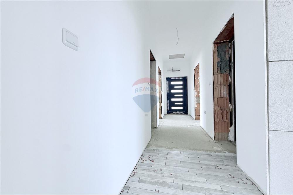 Селска къща - За продажба - с. Соколово, Област Добрич, България - Входно антре и функционален коридор - Коридор - 360321025-241