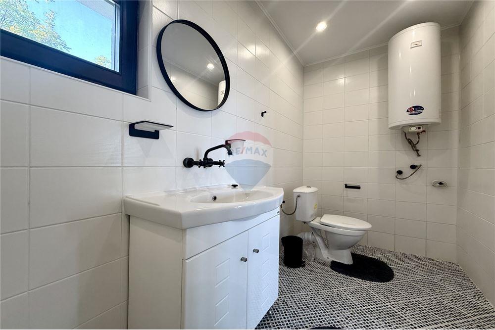 Вила - За продажба - гр. Балчик, Област Добрич, България - Баня с вана и тоалетна в едно помещение към трета спалня/ етаж 2 - Баня - 360321025-236