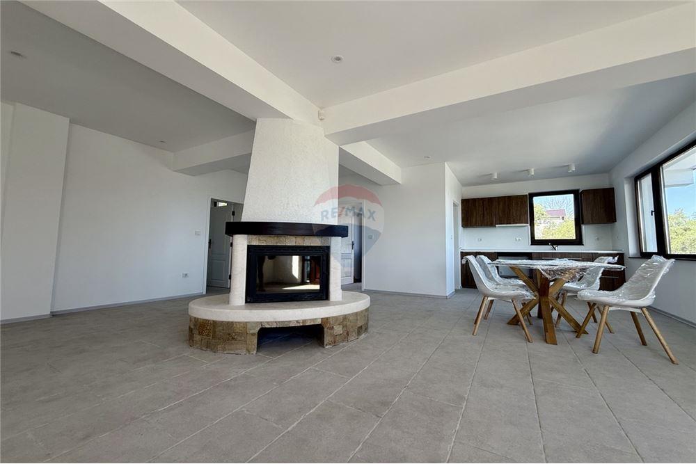 Вила - За продажба - гр. Балчик, Област Добрич, България - Просторна всекидневна и трапезария с кухненски бокс и камина с панорамна гледка към морето и изход към открита веранда/ етаж 1 - Всекидневна/Трапезария - 360321025-236