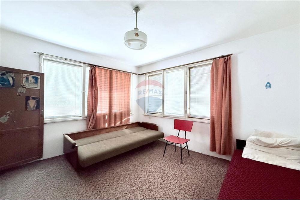 Градска къща - За продажба - гр. Балчик, Област Добрич, България - Просторна всекидневна с преход към кухня/ етаж 1 - Всекидневна - 360321025-243