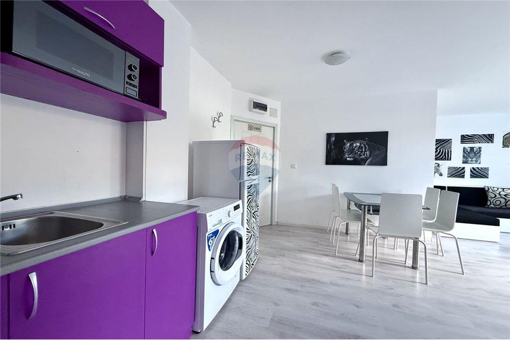 Апартамент - Под наем - гр. Балчик, Област Добрич, България - Просторна всекидневна с кухненски бокс и трапезария с изход към открита тераса - Всекидневна/Трапезария - 360321025-232