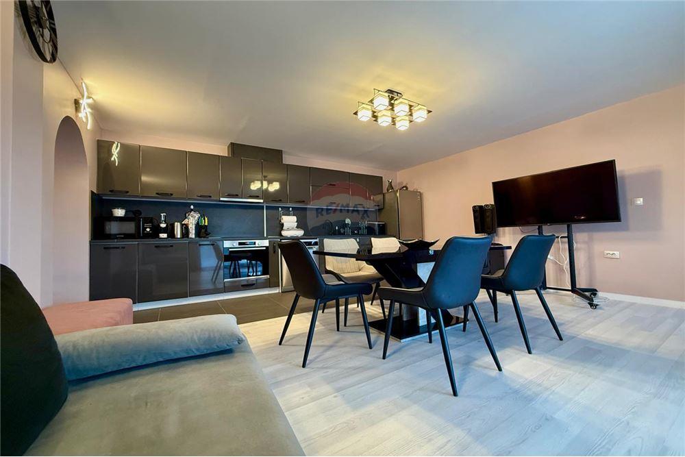 Градска къща - За продажба - гр. Балчик, Област Добрич, България - Просторна и модерно обзаведена и оборудвана всекидневна с  кухненски бокс и трапезария - Всекидневна/Трапезария - 360321025-245