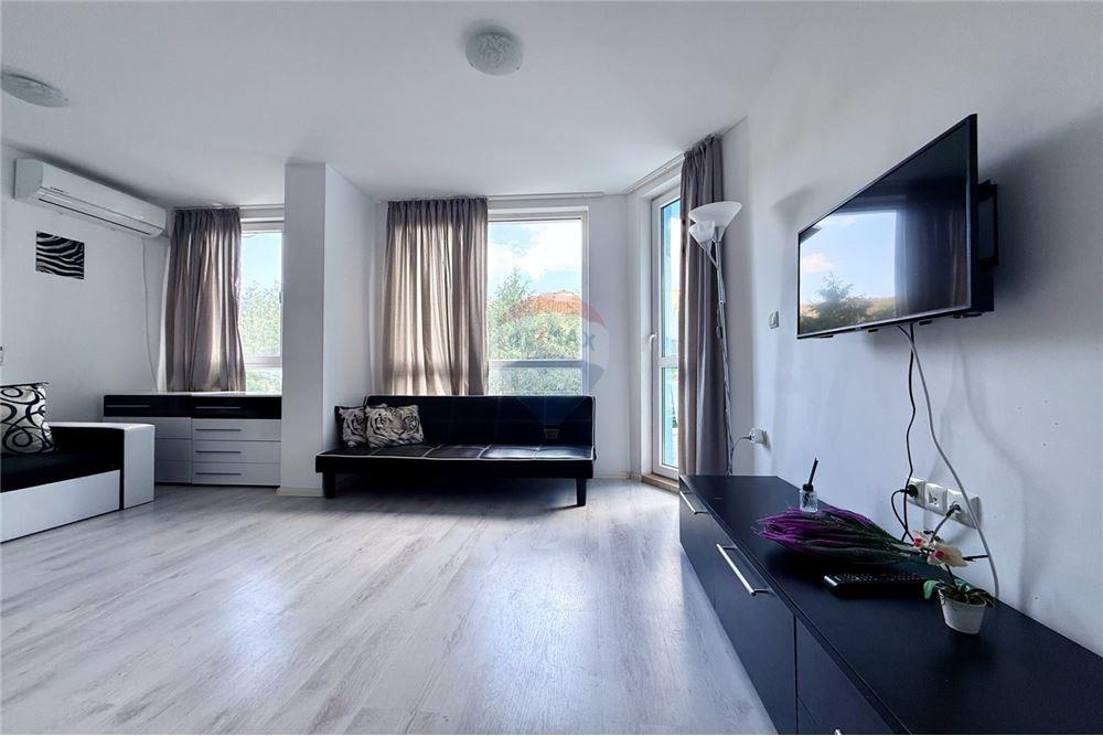 Апартамент - Под наем - гр. Балчик, Област Добрич, България - Просторна всекидневна с кухненски бокс и трапезария с изход към открита тераса - Всекидневна/Трапезария - 360321025-232