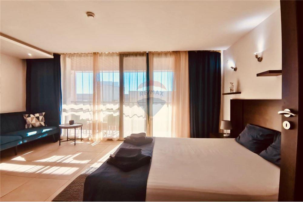 Апартамент - За продажба - гр. Балчик, Област Добрич, България - Просторна слънчева дневна с кухненски бокс и спална зона с изход на открита просторна тераса с частична гледка към морето - Всекидневна - 360321025-250