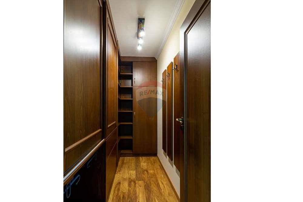 Апартамент - Под наем - гр. Пловдив, Област Пловдив, България - IMG_9435 (2) (1).jpeg - Голям дрешник - 360261002-206