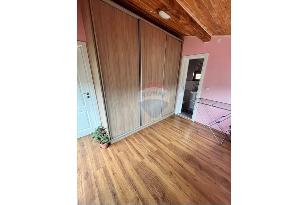 Градска къща - За продажба - гр. Варна, Област Варна, България - viber_image_2025-05-07_13-51-02-677.jpg - Голям дрешник - 360391067-3