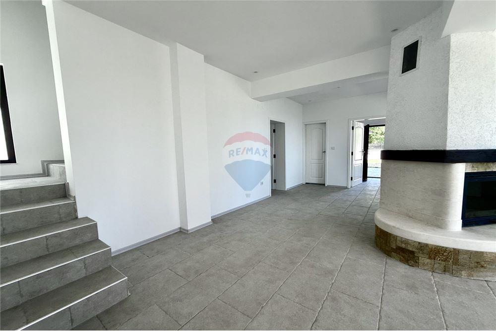 Вила - За продажба - гр. Балчик, Област Добрич, България - Просторна всекидневна и трапезария с кухненски бокс и камина с панорамна гледка към морето и изход към открита веранда/ етаж 1 - Всекидневна/Трапезария - 360321025-236