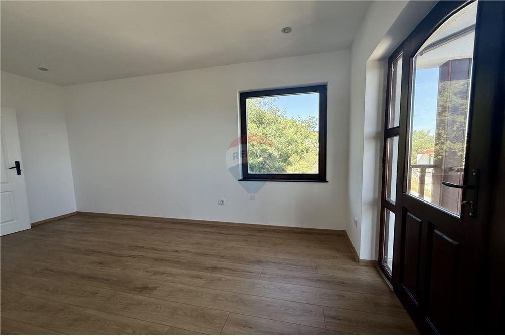 Вила - За продажба - гр. Балчик, Област Добрич, България - Първа спалня с баня и тоалетна в едно помещение към нея и с изход към открита обща тераса с панорамна морска гледка/ етаж 2 - Спалня - 360321025-236