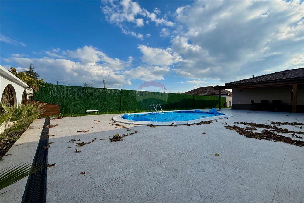 Градска къща - За продажба - гр. Балчик, Област Добрич, България - Озеленен и аранжиран двор с релакс зона, барбекю и басейн - Двор - 360321025-245