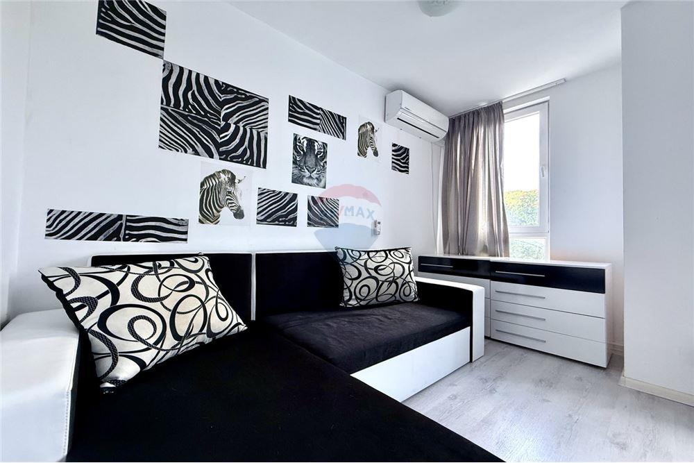 Апартамент - Под наем - гр. Балчик, Област Добрич, България - Просторна всекидневна с кухненски бокс и трапезария с изход към открита тераса - Всекидневна/Трапезария - 360321025-232