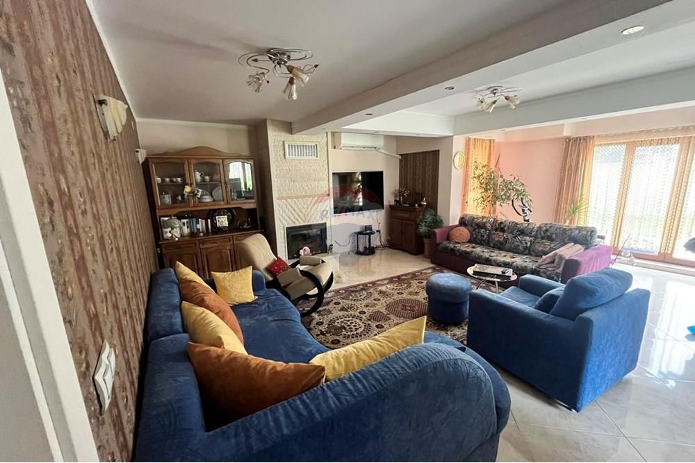 Градска къща - За продажба - гр. Варна, Област Варна, България - viber_image_2025-05-07_13-51-01-348.jpg - Всекидневна - 360391067-3