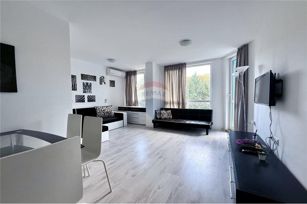 Апартамент - Под наем - гр. Балчик, Област Добрич, България - Просторна всекидневна с кухненски бокс и трапезария с изход към открита тераса - Всекидневна/Трапезария - 360321025-232