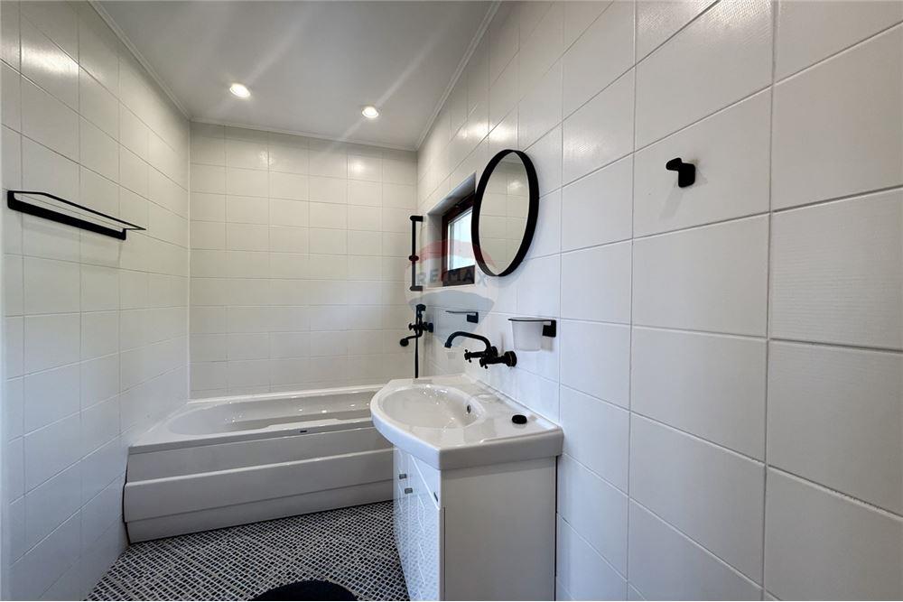 Вила - За продажба - гр. Балчик, Област Добрич, България - Баня с вана и тоалетна в едно помещение към трета спалня/ етаж 2 - Баня - 360321025-236