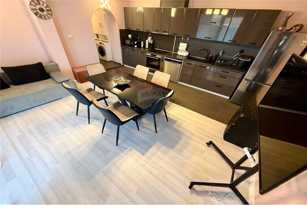 Градска къща - За продажба - гр. Балчик, Област Добрич, България - Просторна и модерно обзаведена и оборудвана всекидневна с  кухненски бокс и трапезария - Всекидневна/Трапезария - 360321025-245