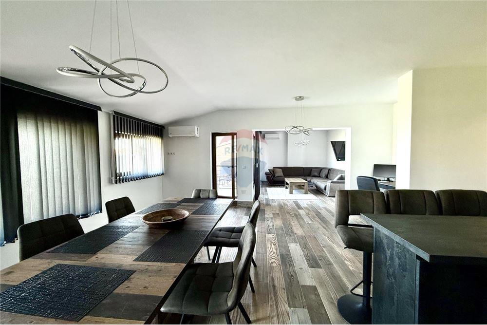 Апартамент - За продажба - гр. Балчик, Област Добрич, България - Просторна всекидневна с кухненски бокс и трапезария с излаз към открита тераса /изток/ с живописна панорамна гледка към морето и - Всекидневна/Трапезария - 360321025-234