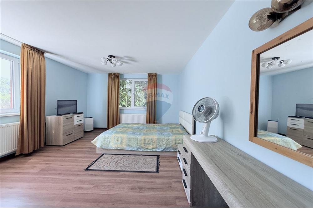 Имение - За продажба - с. Аспарухово, Област Варна, България - Седма спалня с баня и тоалетна в едно помещение към нея/ етаж 2 - Спалня - 360321025-228