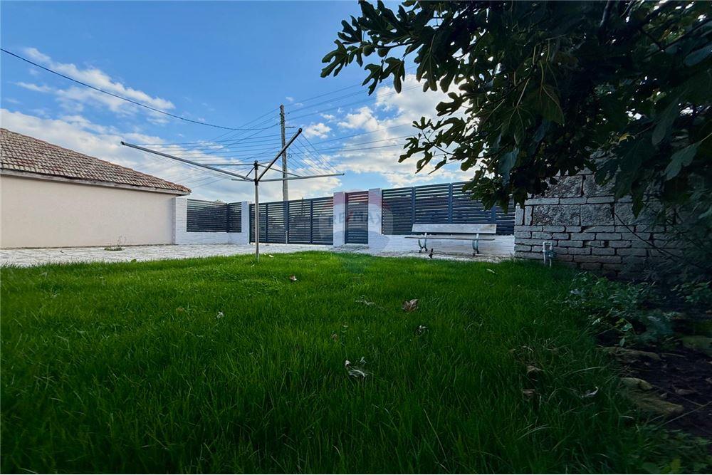 Градска къща - За продажба - гр. Балчик, Област Добрич, България - Озеленен и аранжиран двор с релакс зона, барбекю и басейн - Двор - 360321025-245