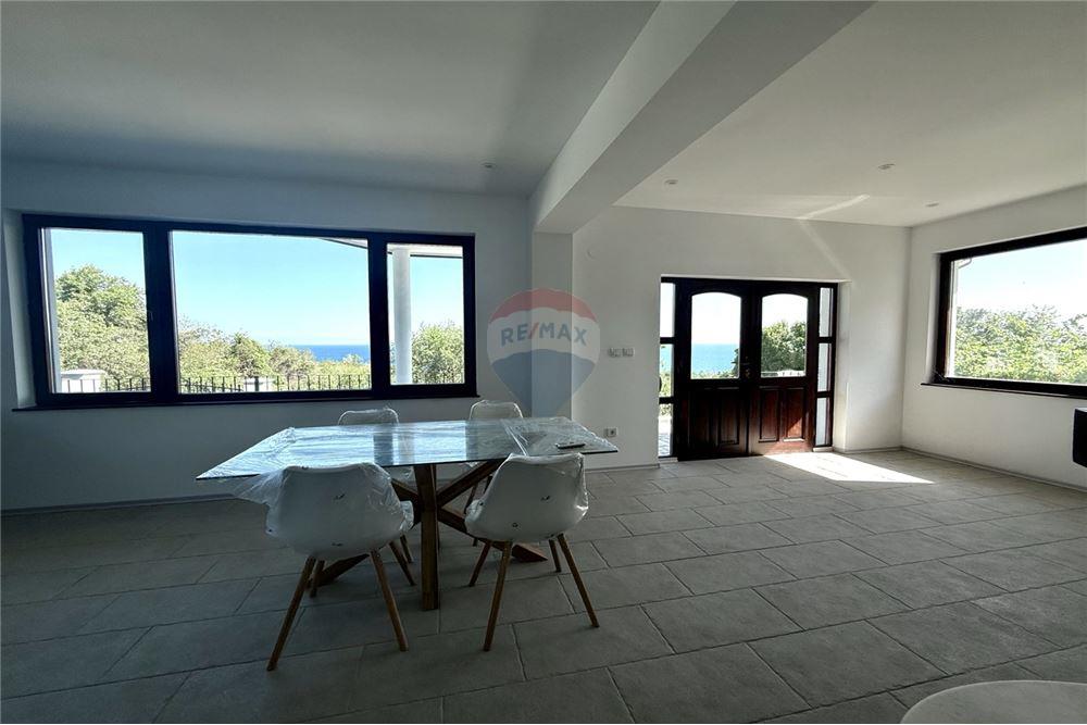 Вила - За продажба - гр. Балчик, Област Добрич, България - Просторна всекидневна и трапезария с кухненски бокс и камина с панорамна гледка към морето и изход към открита веранда/ етаж 1 - Всекидневна/Трапезария - 360321025-236