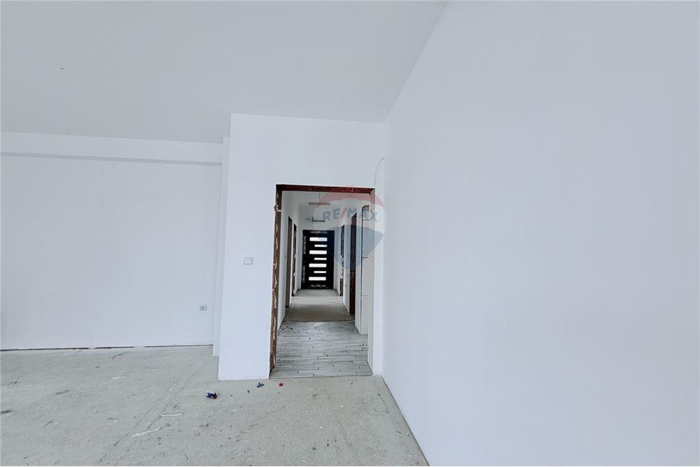 Селска къща - За продажба - с. Соколово, Област Добрич, България - Просторна и слънчева всекидневна със зонирани кухненски бокс и трапезария с изход към просторна открита веранда - Всекидневна/Трапезария - 360321025-241