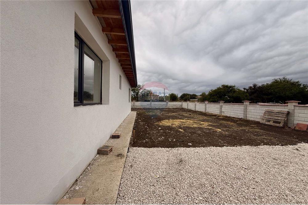 Селска къща - За продажба - с. Соколово, Област Добрич, България - Дворно място с потенциал да се изгради басейн, лятна кухня и беседка - Двор - 360321025-241