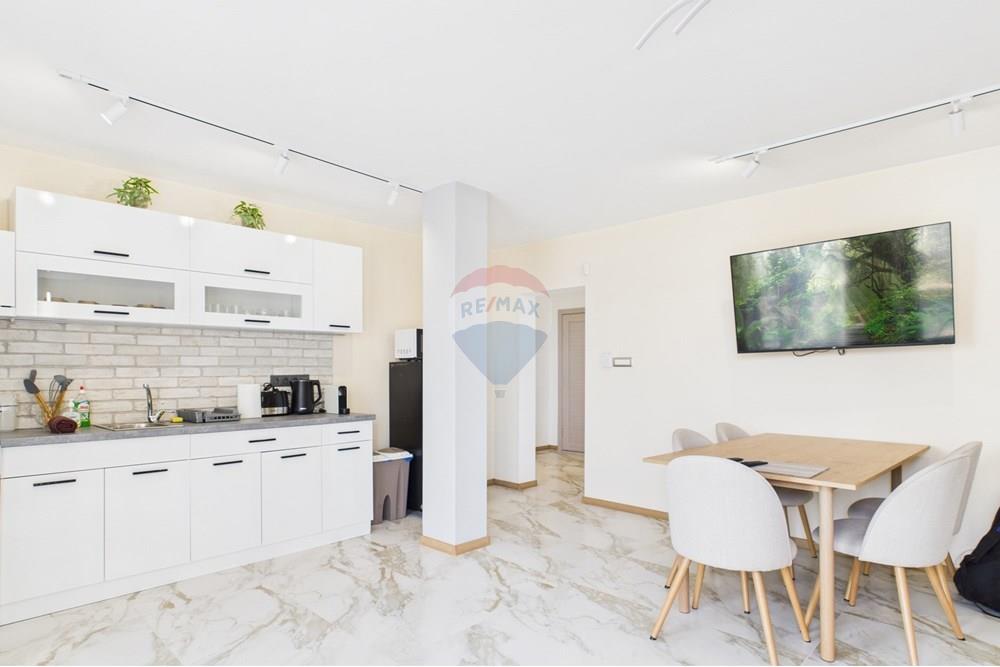 Градска къща - За продажба - гр. Балчик, Област Добрич, България - CAM02224G0-PR0274-STILL009.jpg - Кухня към всекидневната - 360321001-509