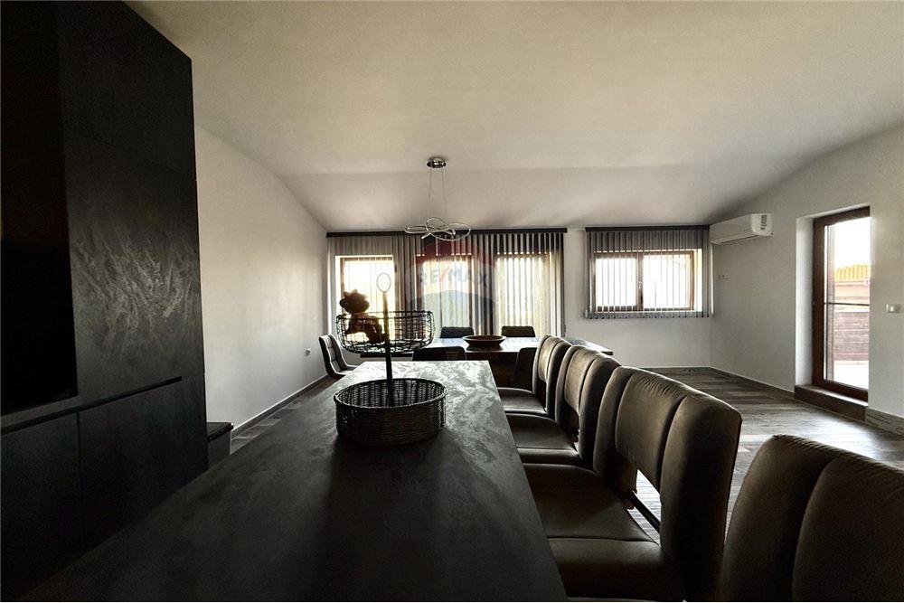 Апартамент - За продажба - гр. Балчик, Област Добрич, България - Просторна всекидневна с кухненски бокс и трапезария с излаз към открита тераса /изток/ с живописна панорамна гледка към морето и - Всекидневна/Трапезария - 360321025-234