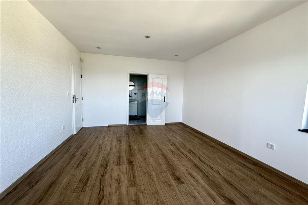 Вила - За продажба - гр. Балчик, Област Добрич, България - Първа спалня с баня и тоалетна в едно помещение към нея и с изход към открита обща тераса с панорамна морска гледка/ етаж 2 - Спалня - 360321025-236