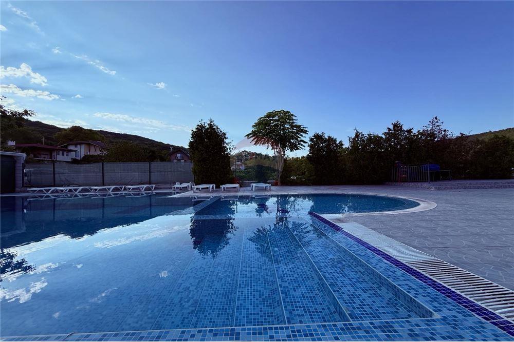 Апартамент - Под наем - гр. Балчик, Област Добрич, България - Аранжиран двор с басейн/ Общи части - Двор - 360321025-232