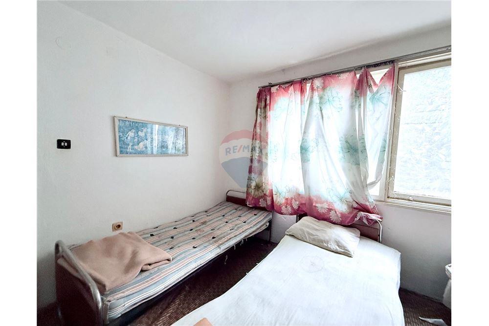 Градска къща - За продажба - гр. Балчик, Област Добрич, България - Първа спалня с преход към втора спалня/ етаж 1 - Спалня - 360321025-243