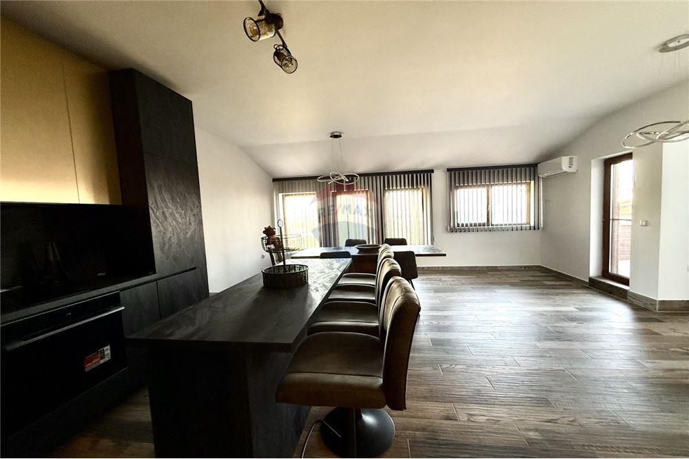 Апартамент - За продажба - гр. Балчик, Област Добрич, България - Просторна всекидневна с кухненски бокс и трапезария с излаз към открита тераса /изток/ с живописна панорамна гледка към морето и - Всекидневна/Трапезария - 360321025-234