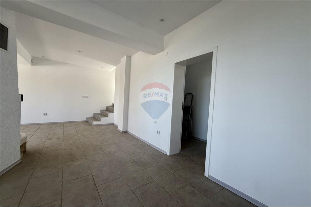 Вила - За продажба - гр. Балчик, Област Добрич, България - Просторна всекидневна и трапезария с кухненски бокс и камина с панорамна гледка към морето и изход към открита веранда/ етаж 1 - Всекидневна/Трапезария - 360321025-236