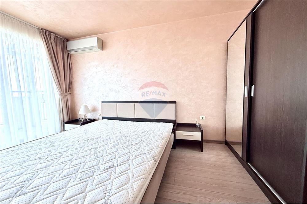 Апартамент - Под наем - к.к. Чайка, Област Варна, България - Уютна спалня с излаз към открита обща тераса с гледка към морето - Спалня - 360321025-242