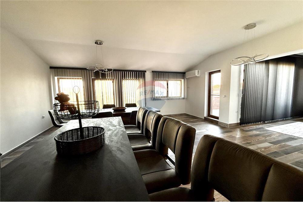 Апартамент - За продажба - гр. Балчик, Област Добрич, България - Просторна всекидневна с кухненски бокс и трапезария с излаз към открита тераса /изток/ с живописна панорамна гледка към морето и - Всекидневна/Трапезария - 360321025-234