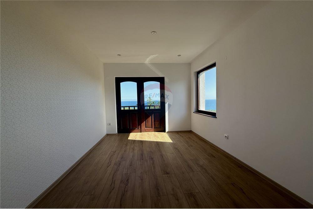 Вила - За продажба - гр. Балчик, Област Добрич, България - Трета спалня с баня с вана и тоалетна в едно помещение към нея и с изход към открита обща тераса с панорамна морска гледка/ етаж - Спалня - 360321025-236