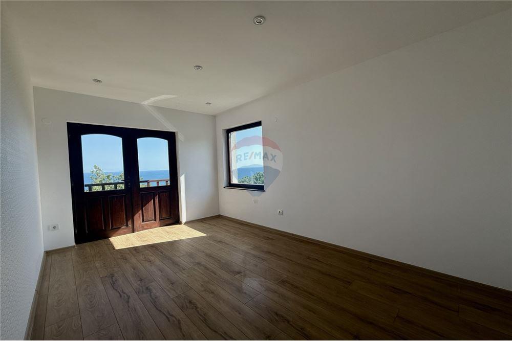 Вила - За продажба - гр. Балчик, Област Добрич, България - Трета спалня с баня с вана и тоалетна в едно помещение към нея и с изход към открита обща тераса с панорамна морска гледка/ етаж - Спалня - 360321025-236