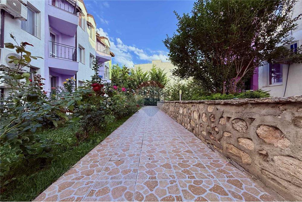 Апартамент - Под наем - гр. Балчик, Област Добрич, България - Аранжиран двор с басейн/ Общи части - Двор - 360321025-232