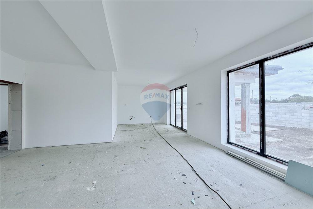 Селска къща - За продажба - с. Соколово, Област Добрич, България - Просторна и слънчева всекидневна със зонирани кухненски бокс и трапезария с изход към просторна открита веранда - Всекидневна/Трапезария - 360321025-241