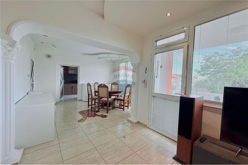 Апартамент - Под наем - гр. Варна, Област Варна, България - Слънчева всекидневна и трапезария с изход към просторна открита тераса - Всекидневна/Трапезария - 360321025-244