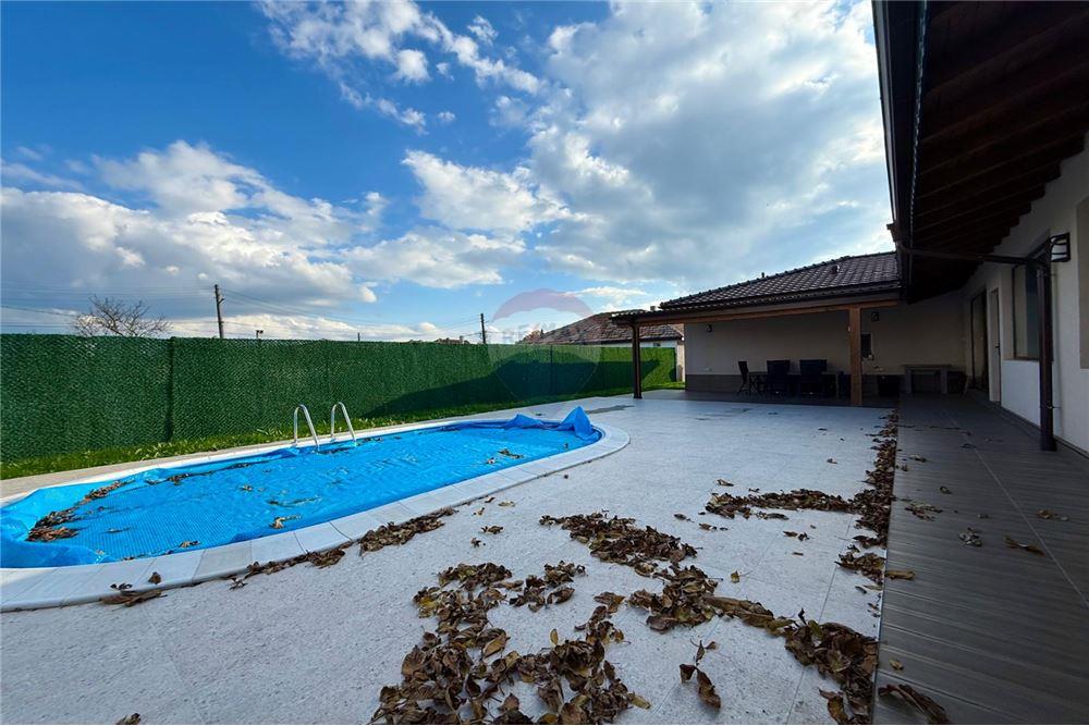 Градска къща - За продажба - гр. Балчик, Област Добрич, България - Просторна функционална веранда с барбекю зона и достъп от всекидневна - Тераса - 360321025-245