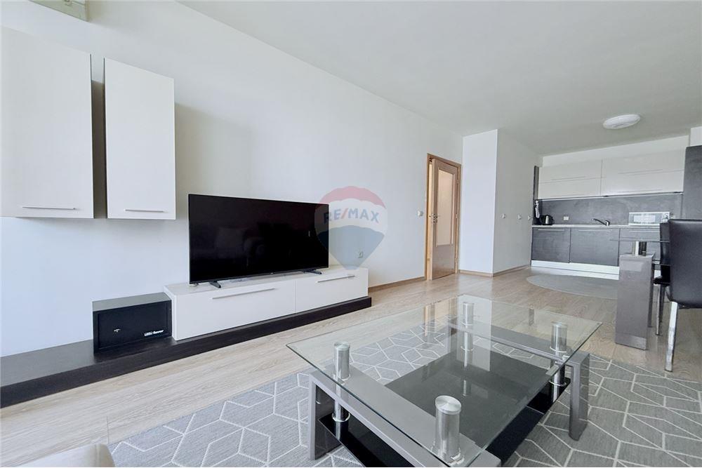 Апартамент - Под наем - к.к. Чайка, Област Варна, България - Просторна оборудвана всекидневна и трапезария с кухненски бокс и излаз към открита обща тераса с гледка към морето - Всекидневна/Трапезария - 360321025-242