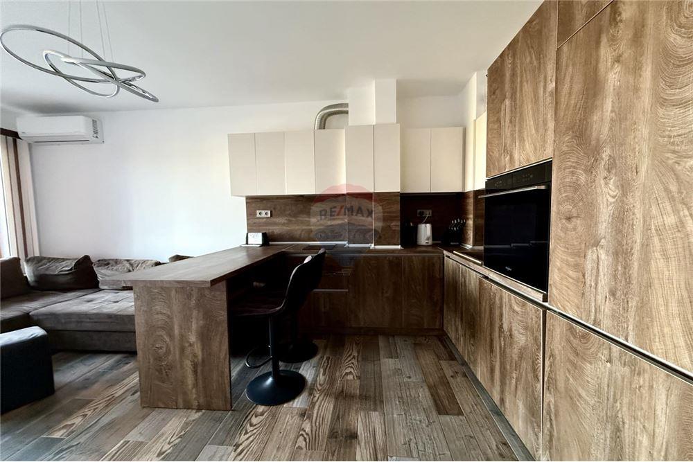 Апартамент - За продажба - гр. Балчик, Област Добрич, България - Просторна всекидневна с кухненски бокс и трапезария с излаз към открита тераса /изток/ с живописна панорамна гледка към морето и - Всекидневна/Трапезария - 360321025-235