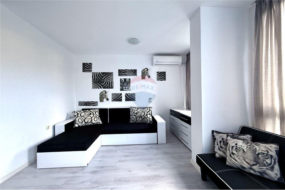 Апартамент - Под наем - гр. Балчик, Област Добрич, България - Просторна всекидневна с кухненски бокс и трапезария с изход към открита тераса - Всекидневна/Трапезария - 360321025-232